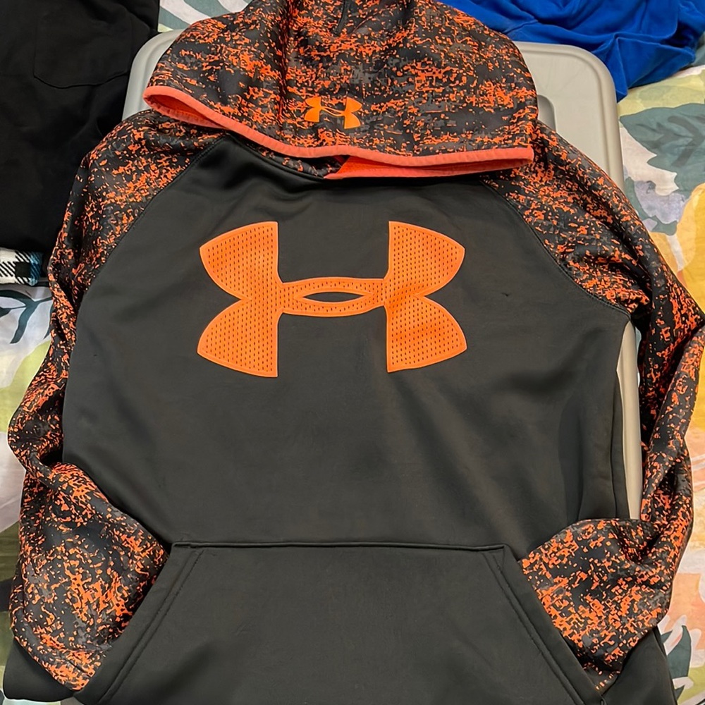 Under Armour cold gear sweatshirt. Fleece inside.
